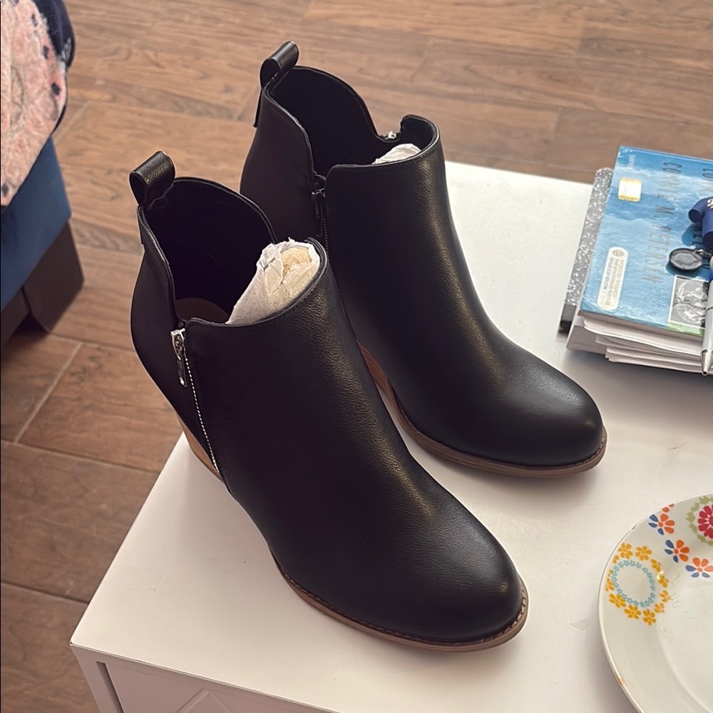 Dolce Vita Black Ankle Boots Sleek Chelsea Style